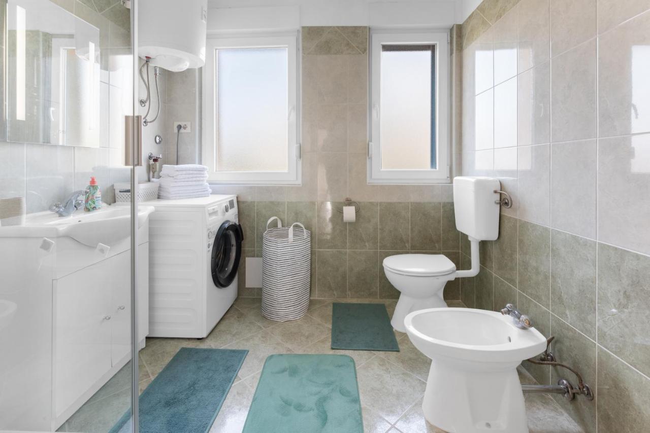 Apartment Mdm Buje Bagian luar foto