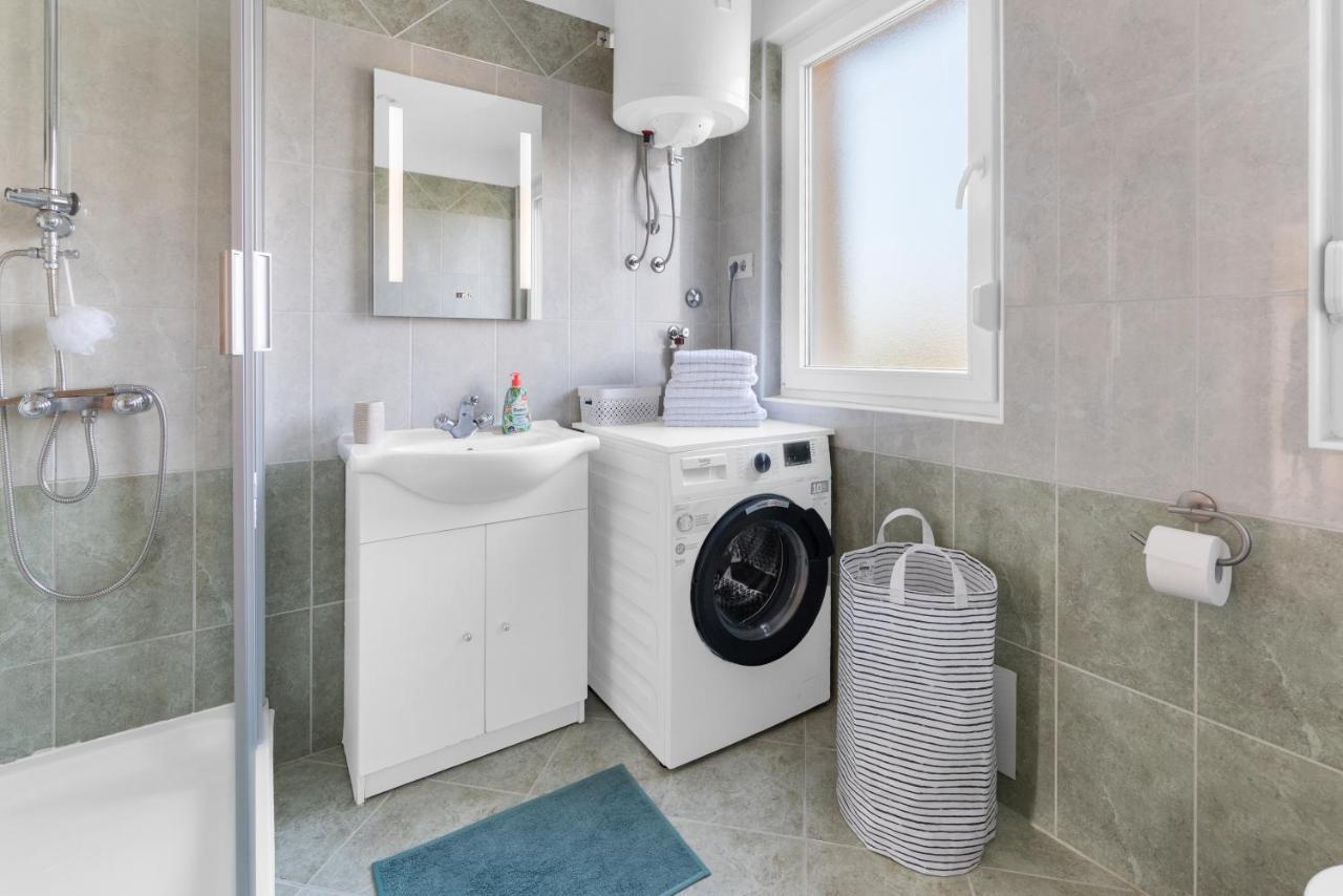 Apartment Mdm Buje Bagian luar foto